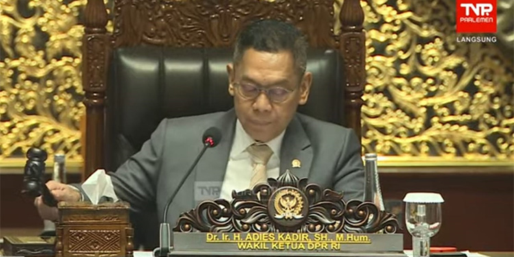 Wakil Ketua DPR RI Adies Kadir saat memimpin Rapat Paripurna Pengesahan RUU DKJ menjadi usul inisiatif DPR pada siang hari ini, Selasa (12/11/2024). Foto: Tangkapan layar YouTube